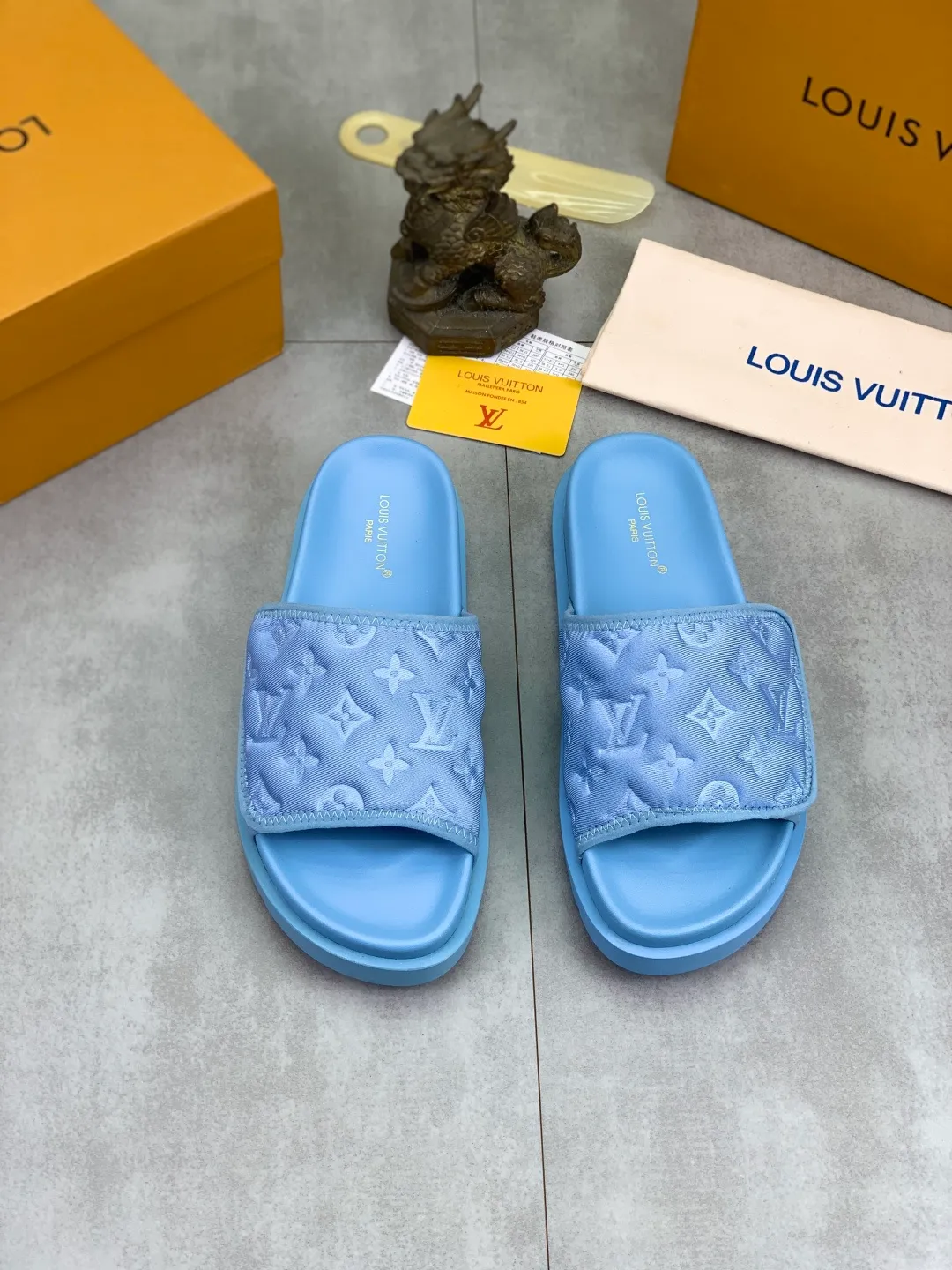 Men's shoes 💰P320 💰[New style]🆘 Original quality [LOUIS VUITTON] The popular Louis Vuitton LV men's slippers on the official website are on sale simultaneously! Original fabric imported from Italy, original factory special supply, code number: 38-44 (45 customized), many colors available